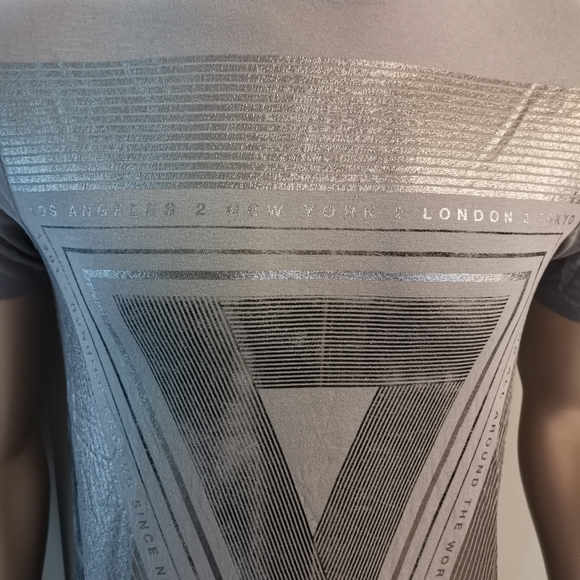 Guess Men's Silver Graphic Tee Triangle Vector Design Grey XS - Picture 3 of 7
